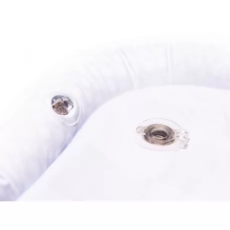 Felfújható vízszőnyeg kontrasztos fekete-fehér sakktábla mintával 65 cm x 50 cm